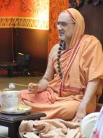 Teertha Vitarana (Picture Courtesy: Shri Ganesh Dumble)